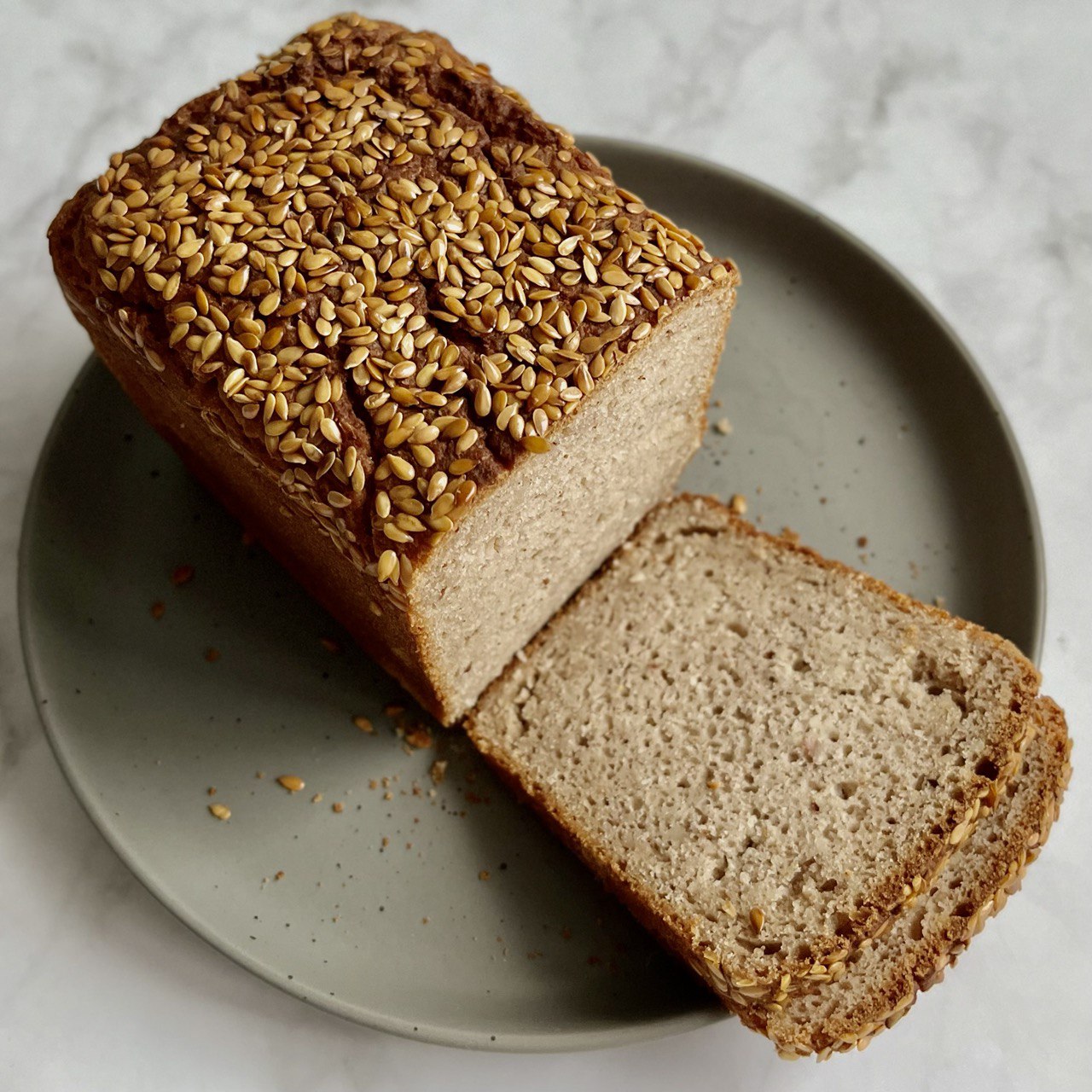 Пшенично гречневый хлеб. Гречневый хлеб. Хлеб из гречки. Хлеб гречневый бездрожжевой. Гречка с хлебом.